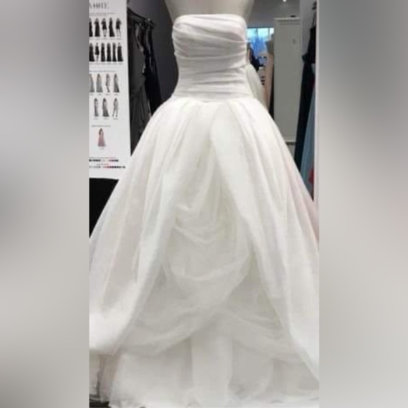 Vera Wang ball gown wedding dress - Picture 1 of 2